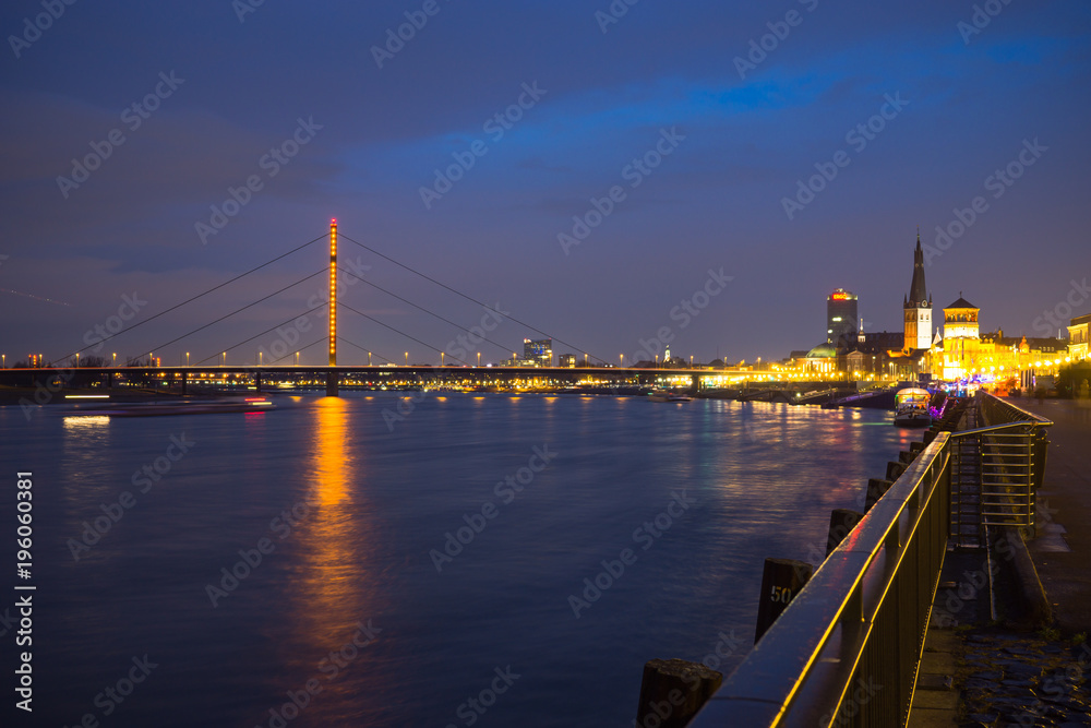 Obraz premium Düsseldorf Oberkassler Brücke bei Nacht mit Altstadt