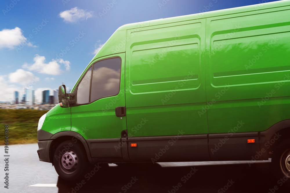 Grüner Transporter fährt auf einer Schnellstraße Grüner Transporter fährt auf einer Schnellstraße