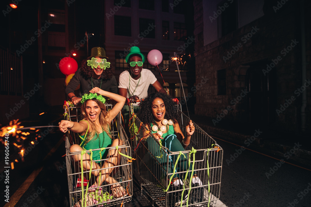 Obraz premium Friends celebrating St.Patrick's day on city street