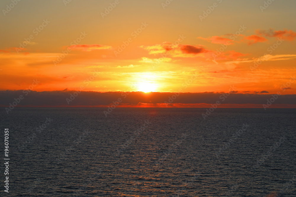 Naklejka premium Sea and sunset with sun rays.