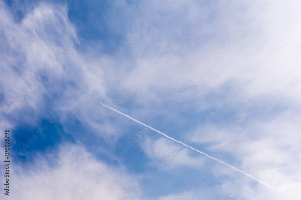 Flugzeug mit Kondensstreifen hinter leichter Bewölkung zum Thema Chemtrails Flugzeug mit Kondensstreifen hinter leichter Bewölkung zum Thema Chemtrails