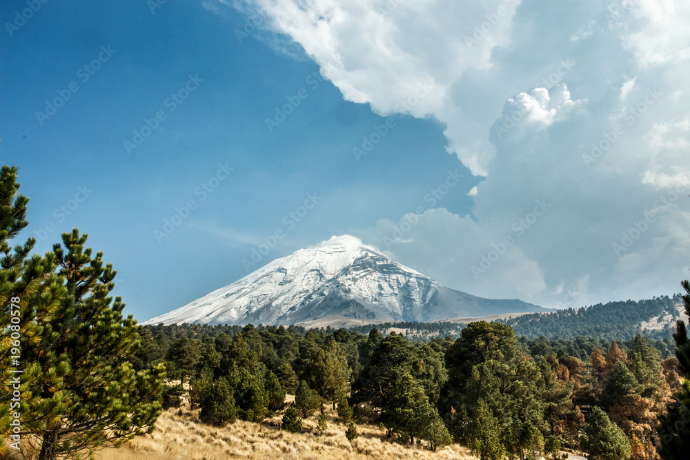 Fototapeta premium Volcan y naturaleza