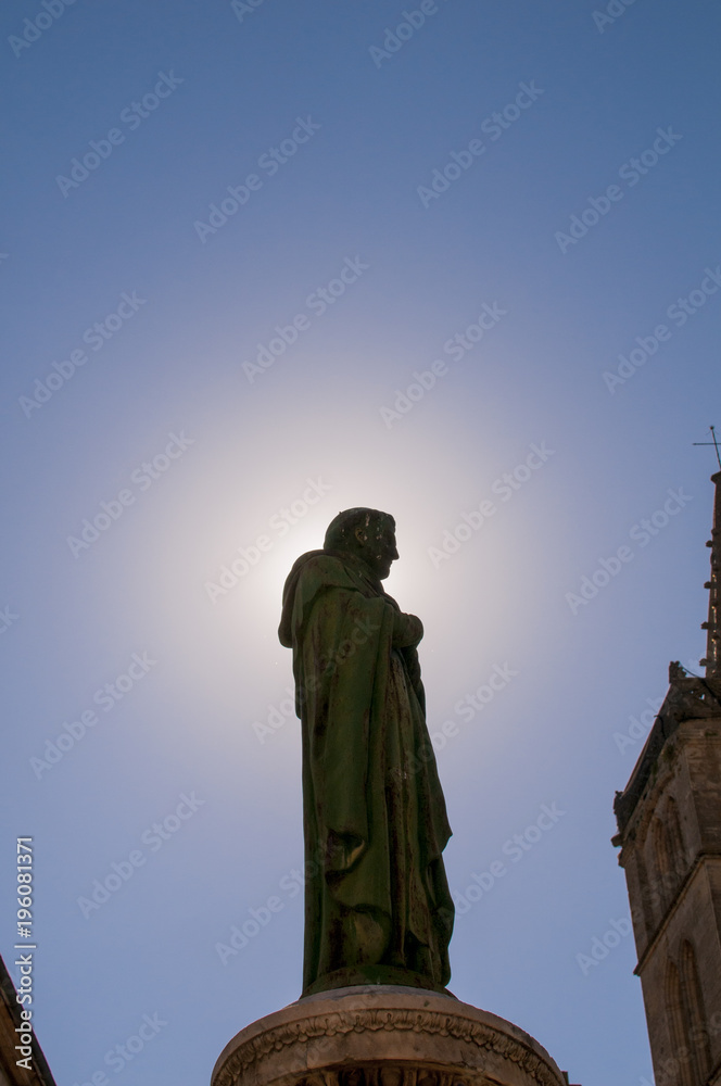 Fototapeta premium Statue in Italien mit Sonne im Hintergrund