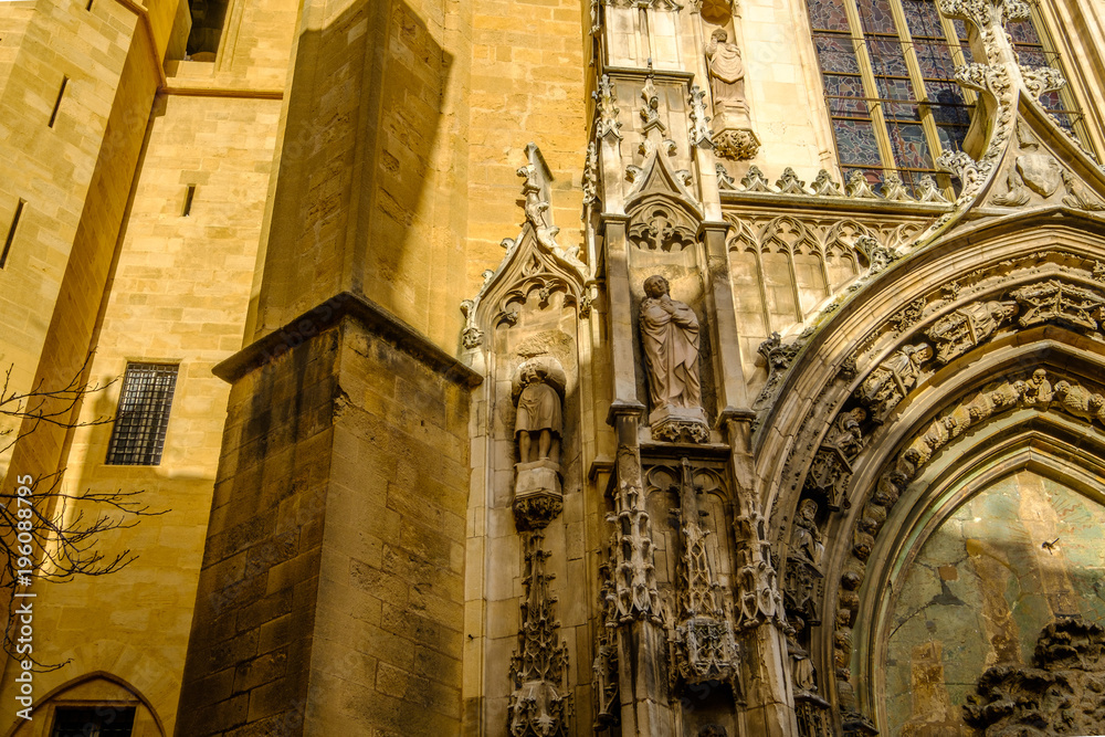 Fragment de la façade de cathédrale  Saint-Sauveur à Aix-en-Provence. Sculpture de Saint Mitre. France.