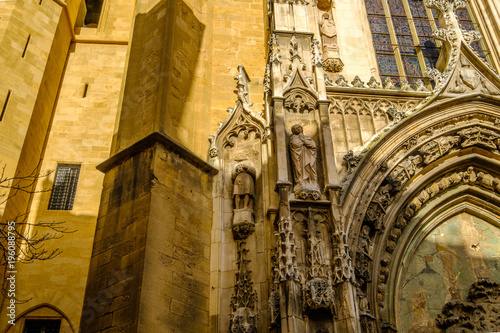 Fragment de la façade de cathédrale Saint-Sauveur à Aix-en-Provence. Sculpture de Saint Mitre. France.