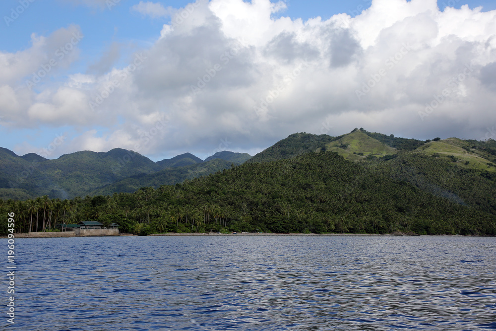Blick vom Meer auf die Insel Panaon Island Blick vom Meer auf die Insel Panaon Island