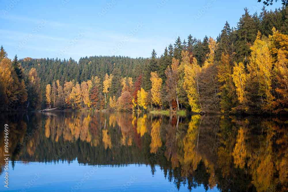 Herbstimpressionen vom Selketal-Stieg im Harz Spiegelung auf der Wasseroberfläche