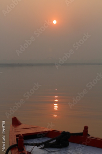 Sol sobre río Ganjes