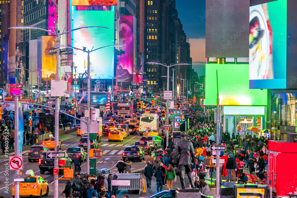 Naklejka premium Times Square, kultowa ulica Manhattanu w Nowym Jorku