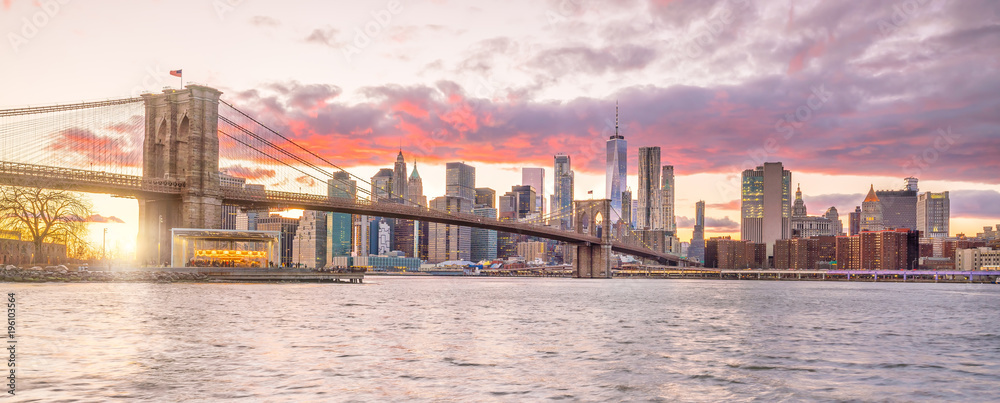 Naklejka premium Piękny zachód słońca nad Brooklyn Bridge w Nowym Jorku