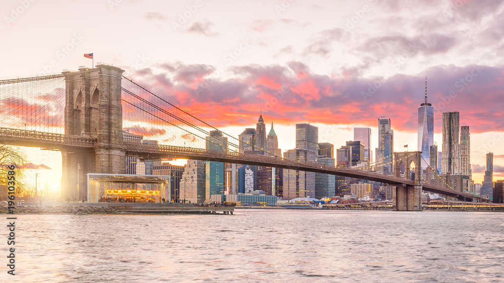 Obraz premium Beautiful sunset over brooklyn bridge in New York City