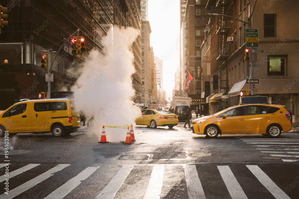 Naklejka premium Manhattan wschód słońca widok z żółtymi taksówkami