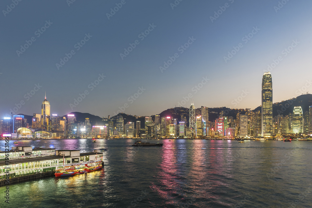 Fototapeta premium Victoria Harbour miasta Hongkong o zmierzchu