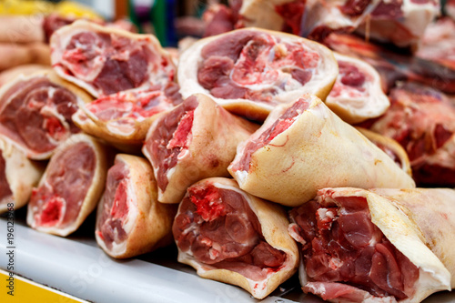 сырое мясо на рынке, свинина