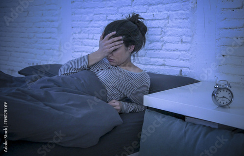 Quadro em tela young beautiful sad and worried latin woman suffering insomnia and sleeping diso