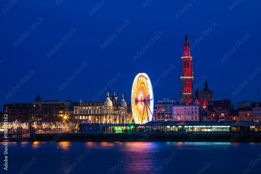 Fototapeta premium Evening city skyline with Ferris wheel
