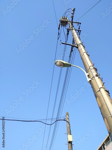 電線と青空