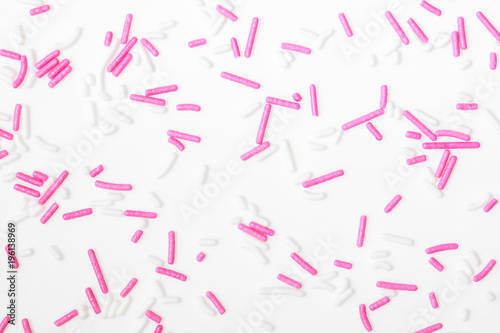 Sprinkles oder Zuckerstreusel in Weiß und Pink, Hintergrund Weiß