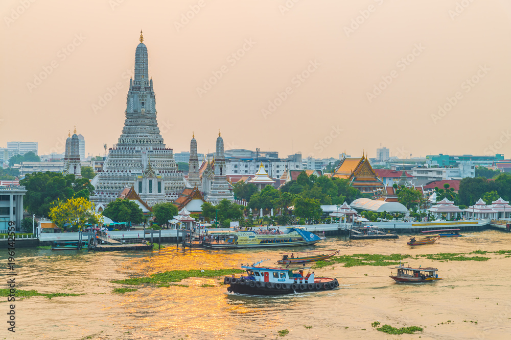 Obraz premium Wat Arun Ratchawararam is located on the Thonburi west bank of Chaopraya river, Bangkok, Thailand
