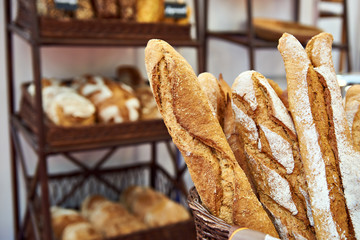 Papier peint photo Boulangerie Baguettes françaises en panier de boulangerie  © Sergey Ryzhov