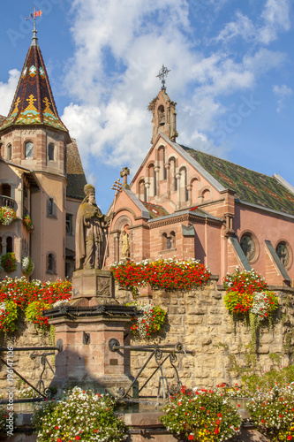 Eguisheim. La place du village. le château, la chapelle et fontaine Saint-Léon.Alsace, Haut Rhin. Grand Est