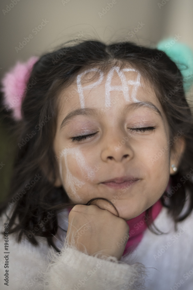 niña con la palabra paz escrita en la frente niña con la palabra paz escrita en la frente