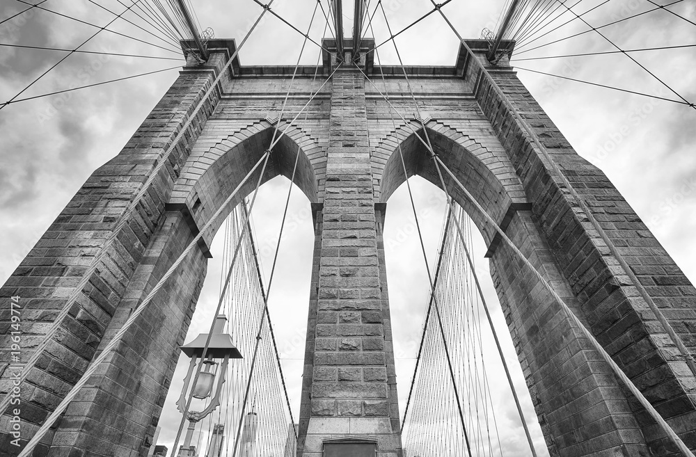 Fototapeta premium Patrząc na Brooklyn Bridge, Nowy Jork, USA.