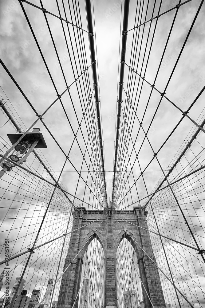 Fototapeta premium Patrząc na Brooklyn Bridge, Nowy Jork, USA.