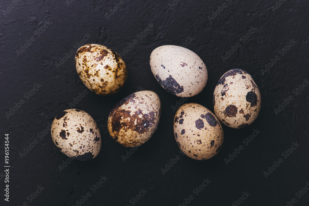 Obraz premium Quails eggs on black background