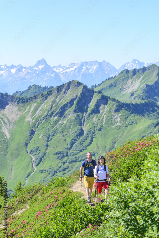 Entspannung beim Bergwandern in den Alpen