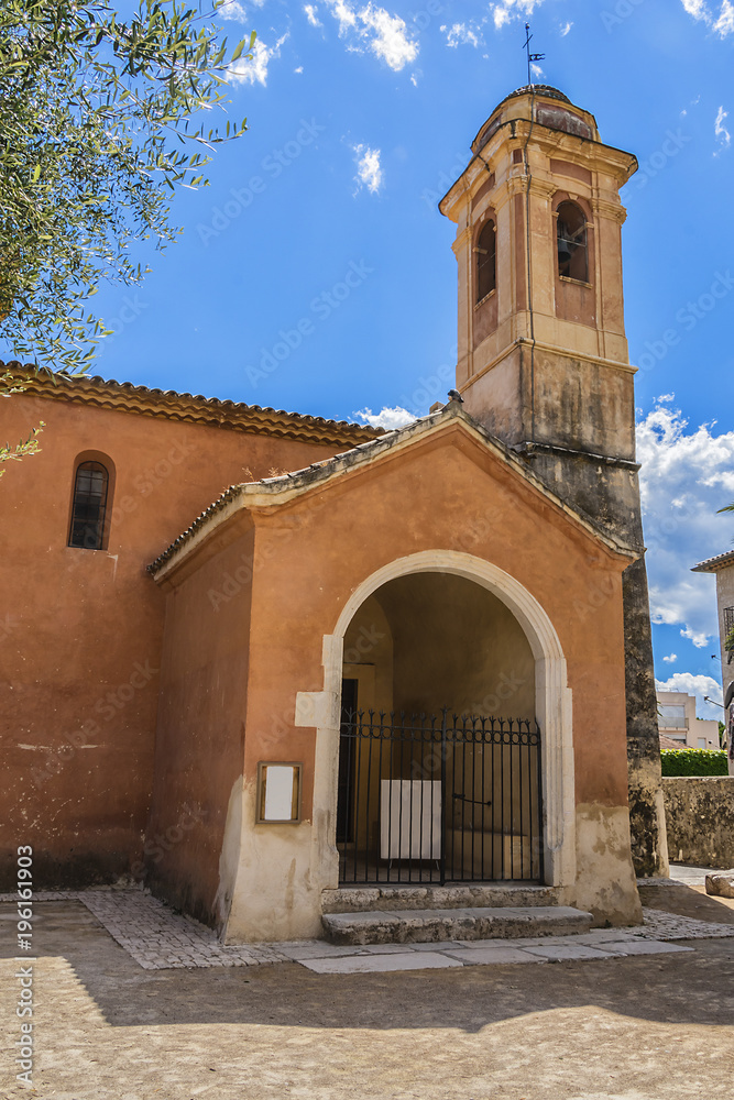 Fototapeta premium Eglise des Penitents Blancs (XVII century) in Saint Paul de Vence with Dome covered with polychrome tiles. Chapel was seat and praying area of confraternity of Penitents Blancs. Cote d'Azur, France.