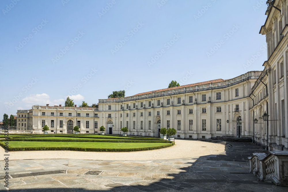 Fototapeta premium Pałac Stupinigi, rezydencja myśliwska, główna atrakcja Turynu we Włoszech