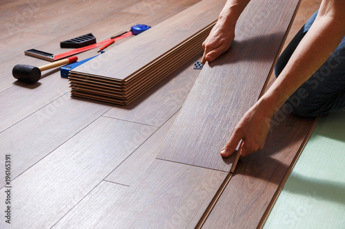 Принти на полотні Repairman laying laminate flooring in a home