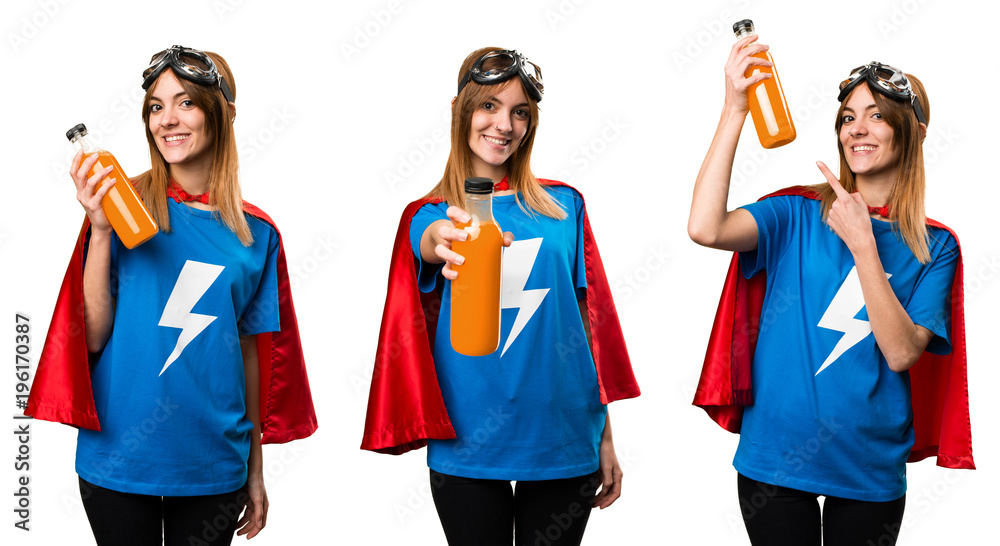 Obraz premium Pretty superhero girl holding a orange juice