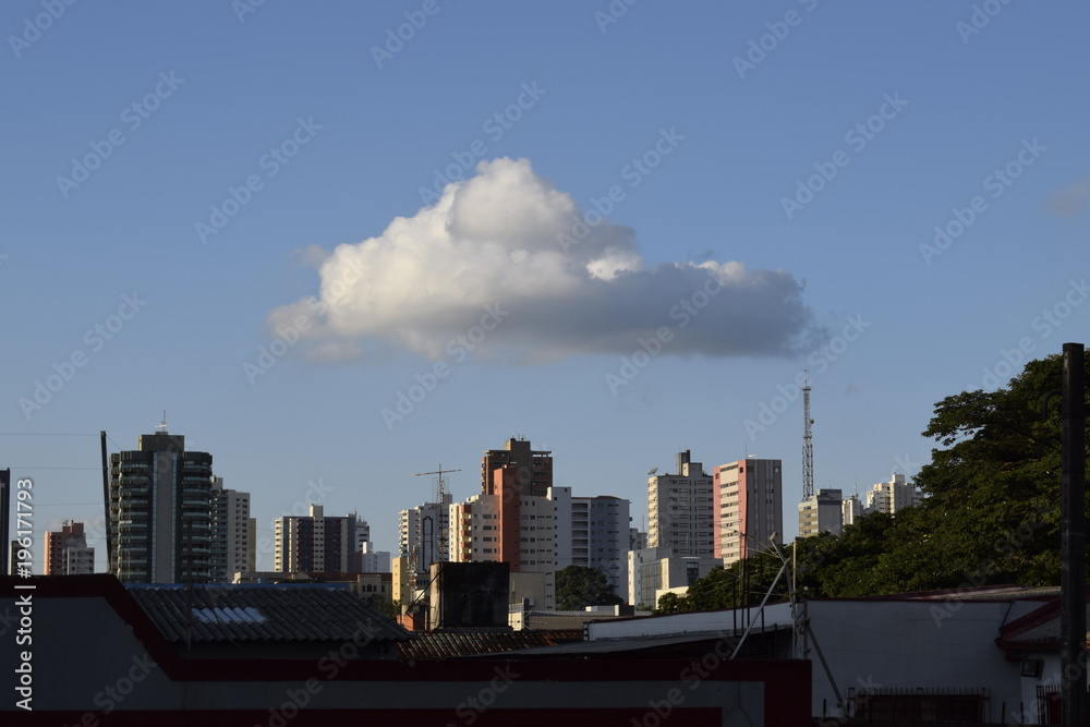 Nuvem branca sobre os prédios do centro da cidade