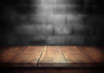 Gordijnen Hout Houten tafel tegen donkere betonmuur  © manbetta