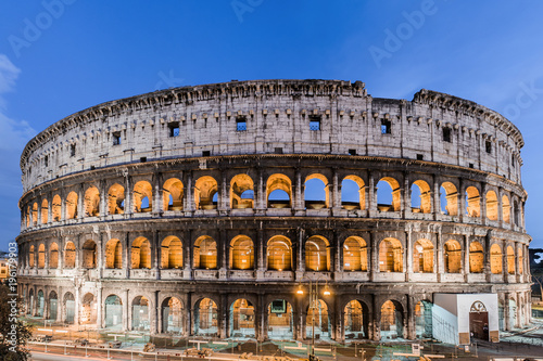 Foto foto panorâmica em alta resolução do coliseu em Roma , ao entardecer, coliseu il