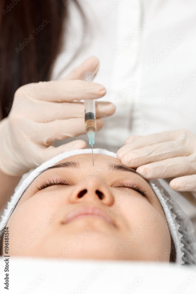 The cosmetologist performs the injection The cosmetologist performs the injection