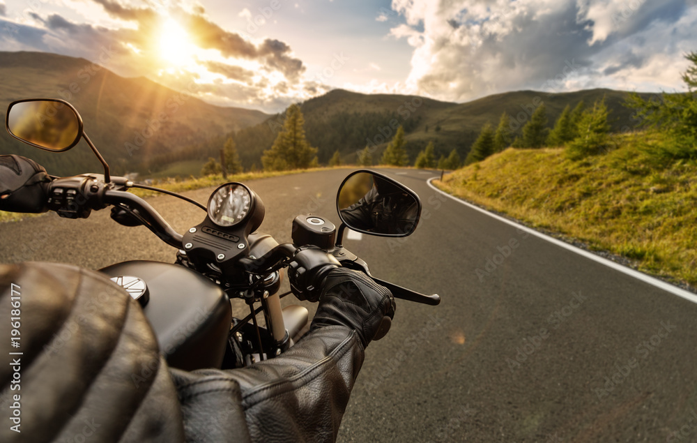 Fototapeta premium POV motorbiker trzymając kierownicę, jazda w Alpach