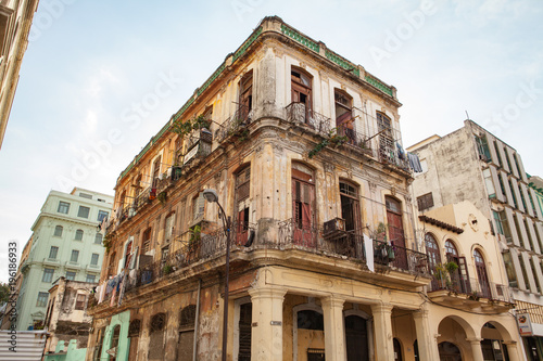 Fototapeta Naklejka Na Ścianę i Meble -  Old shabby house in Central Havana / Cuba