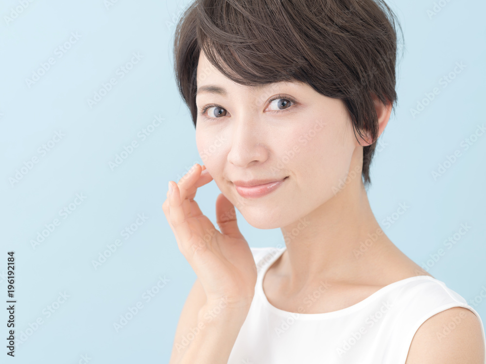 女性・ブルーバック 女性・ブルーバック