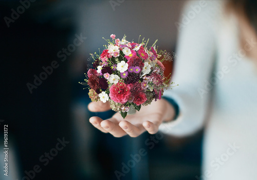 Fényképezés Mazzo di fiori in mano, primavera