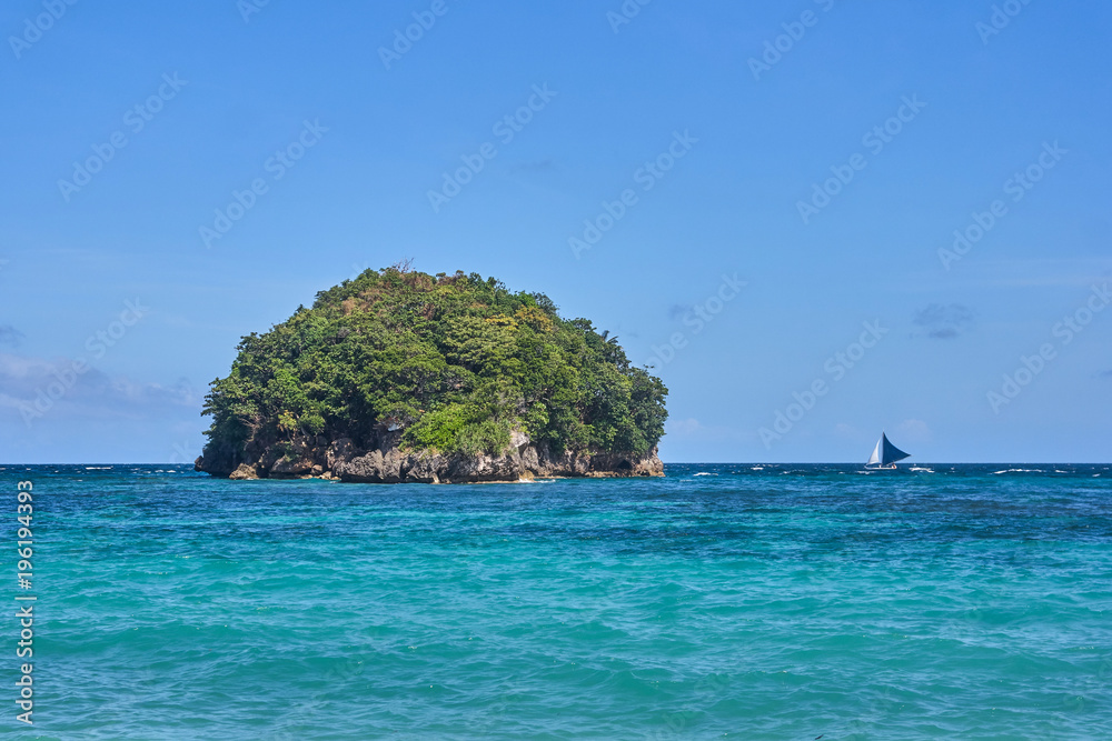 Obraz premium Beautiful small island and sailing ship view in the ocean