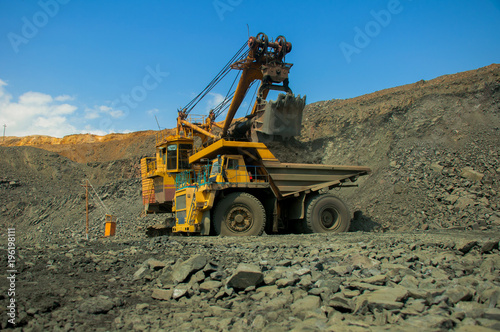 Tableau sur toile Excavator in the quarry loads the dumper with iron ore