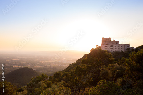 Sonnenuntergang in den Bergen von Mallorca - Altes Kastell auf Berg