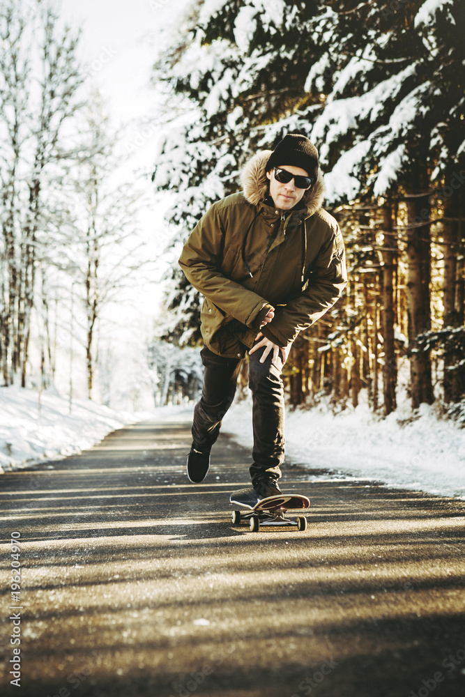 Fotka „Skateboarder pushing skateboard on a frozen road“ ze služby Stock |  Adobe Stock