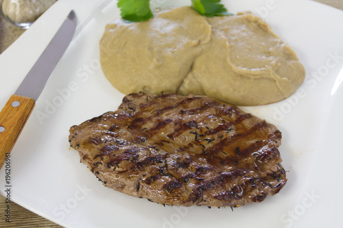 steak de boeuf et purée photo