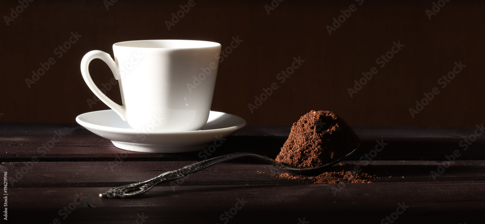Fototapeta premium cucchiaio con caffè macinato