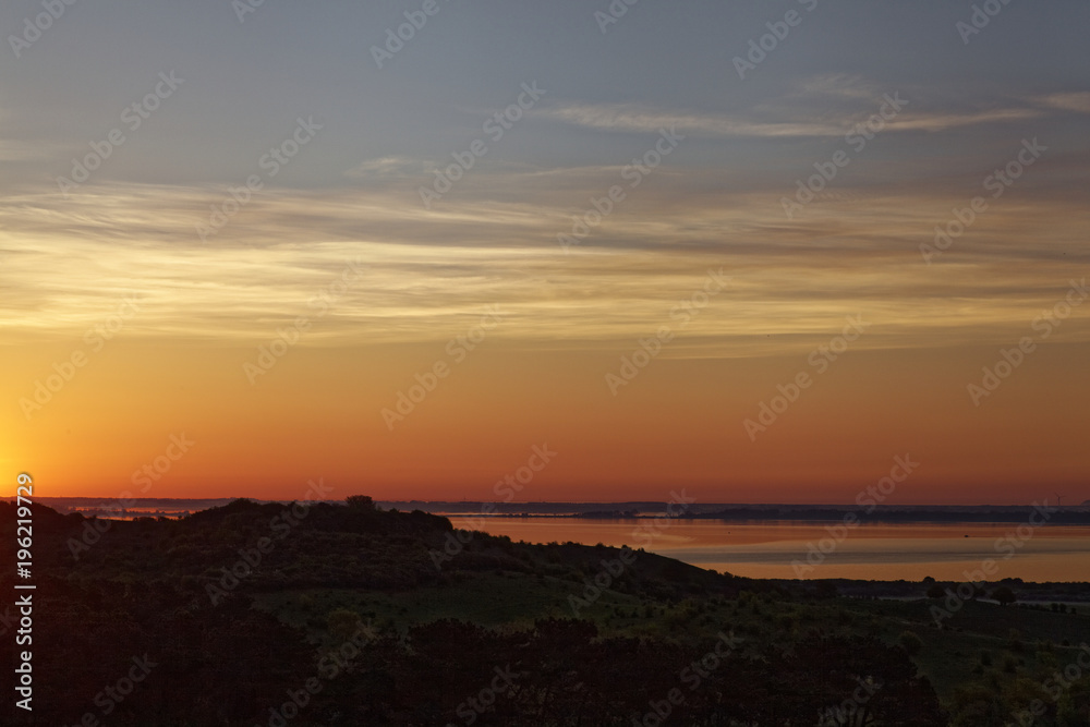 Sonnenaufgang über der Ostsee und den Bodden, von der Insel Hiddensee aus gesehen, Nationalpark Vorpommersche Boddenlandschaft, Mecklenburg-Vorpommern, Vorpommern, Deutschland