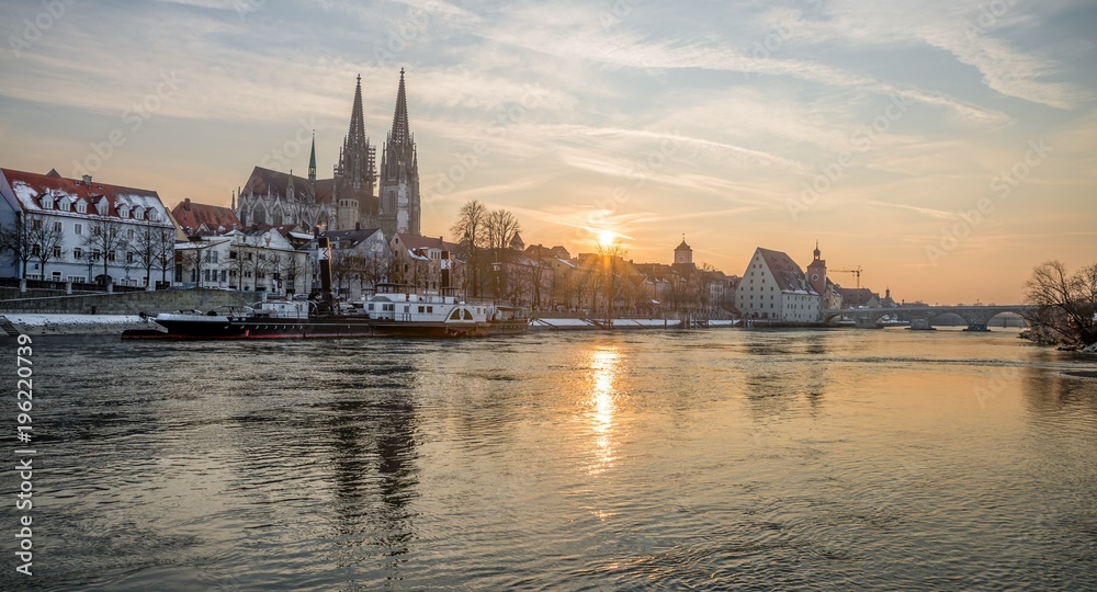 Fototapeta premium Goldener Sonnenuntergang in Regensburg, Deutschland